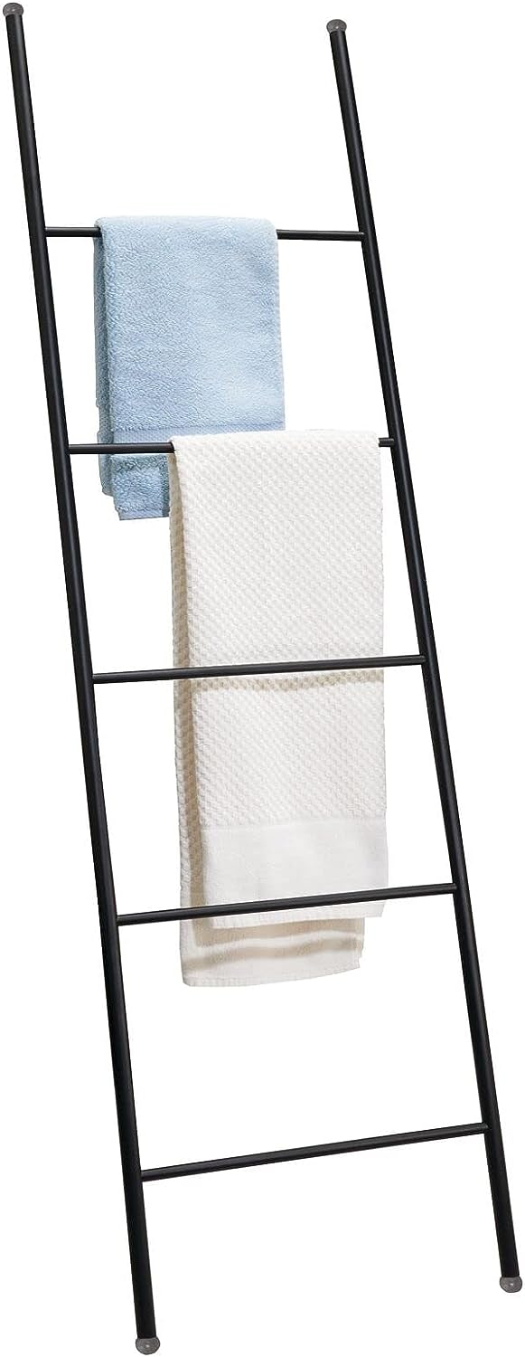 mDesign Handtuchleiter aus Metall – praktisches Aufhängen von Handtüchern, Badtüchern und Co. auf 5 Handtuchstangen – moderner Handtuchhalter ohne Bohren – mattschwarz