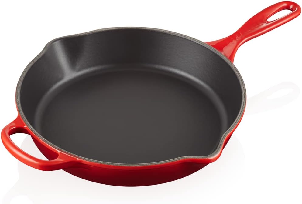 Le Creuset Signature Hohe Brat- und Servierpfanne aus Gusseisen, für alle Herdarten und Backöfen, 26 cm, 2 Liter, Kirschrot, 20187260600422