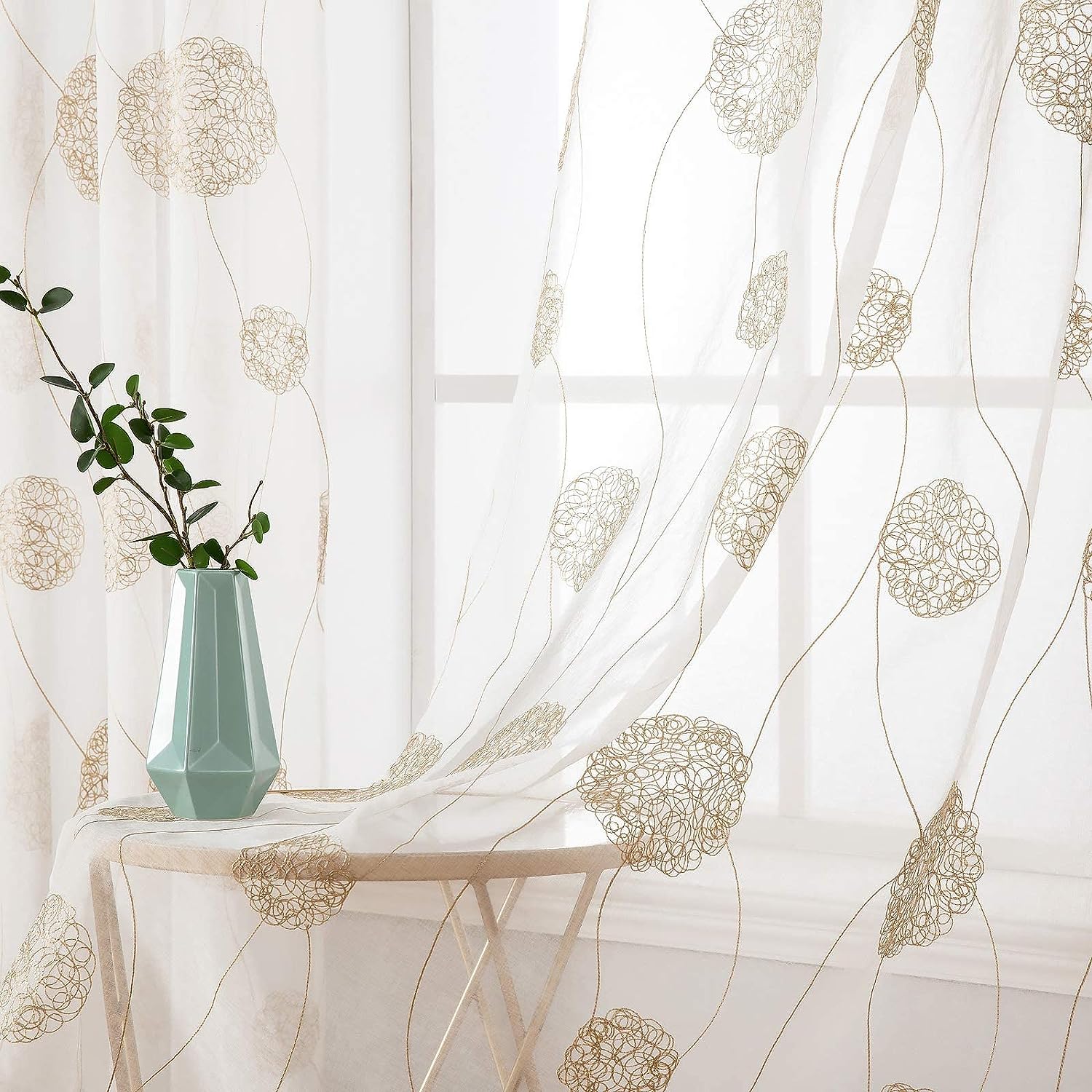 MIULEE Vorhänge mit Florales Stickerei, Gardinen Weiß mit Golden Muste für Wohnzimmer, Schlafzimmer Vorhang Transparent mit Ösen, 2er Set Voile Blumen Durchsichtig Vorhänge, Jeder H 225 X B 140cm